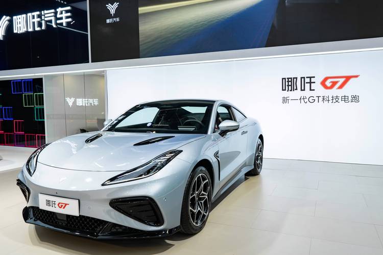 深圳45哪吒汽车在智能汽车领域的表现，领途汽车在新能源汽车市场中的影响力